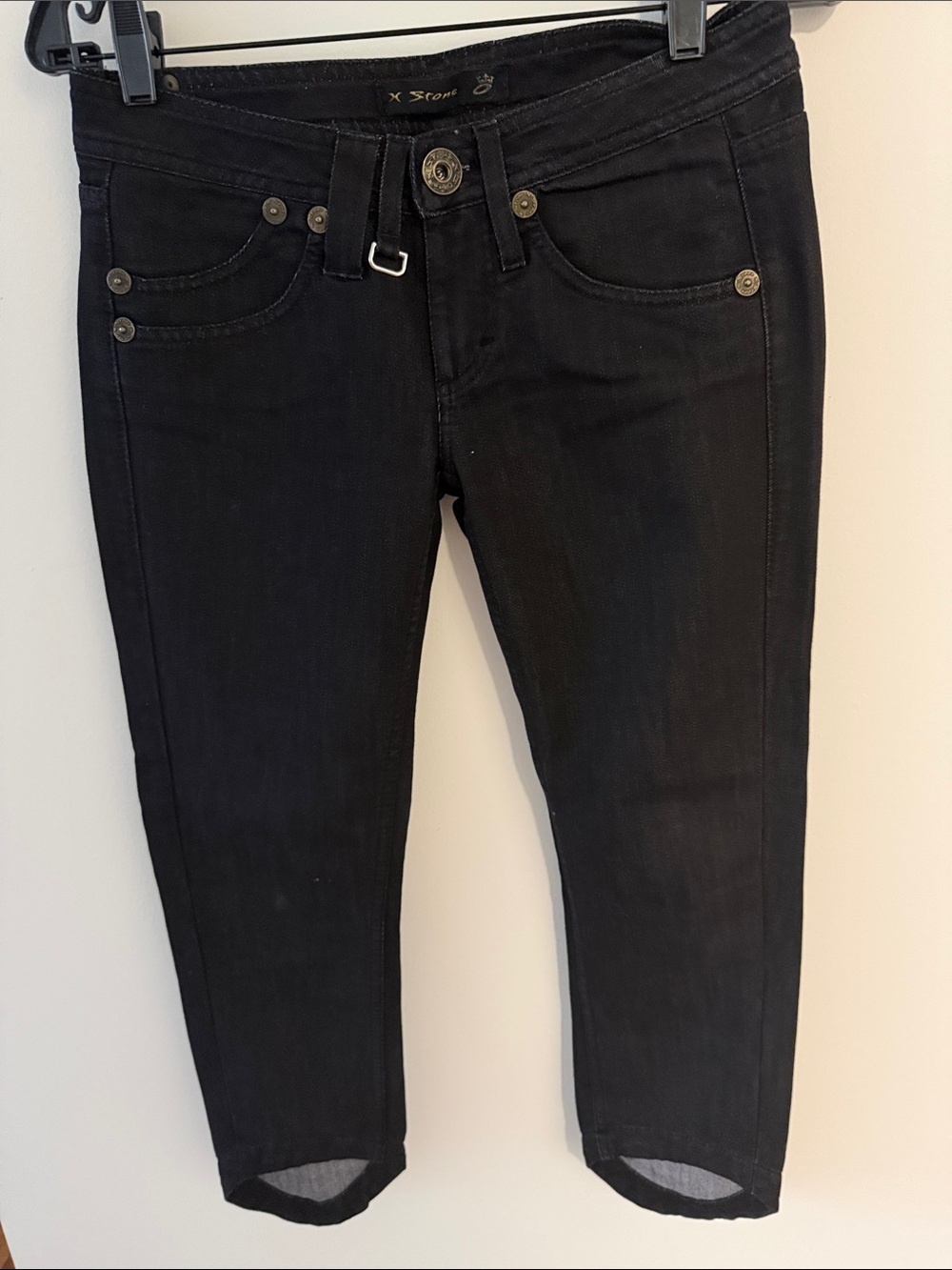 X Stone Black Women’s Low Rise Skinny Leg Italian Jeans. Size 28.